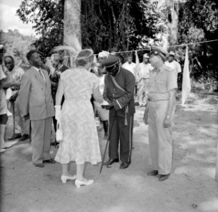 Koningin Juliana wordt bij Koffiekamp begroet door een boslandcreoolkapitein, Bestanddeelnr 252-4375