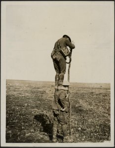 Laying telephone wires across what was no mans land, Bestanddeelnr 158-2833