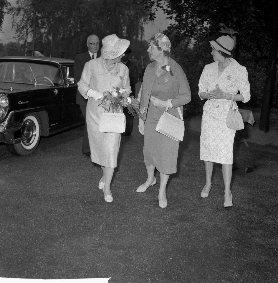 Koningin Juliana woont landdag bij van de Landelijke Unie van Vrouwelijke Vrijwi, Bestanddeelnr 911-2682