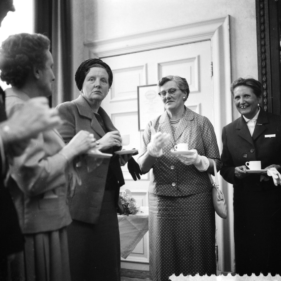 Koningin Juliana woont het 10-jarig bestaan van de Huishoudraad in Diligentia in, Bestanddeelnr 911-1189