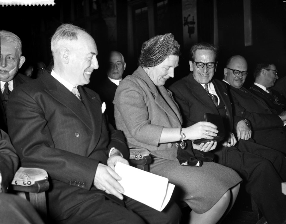 Koningin Juliana woont een vergadering bij van de Maatschappij tot Nut van het A, Bestanddeelnr 910-8231