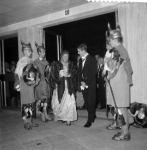 Koningin Juliana woont een galavoorstelling bij in Krasnapolsky ter gelegenheid , Bestanddeelnr 911-6813
