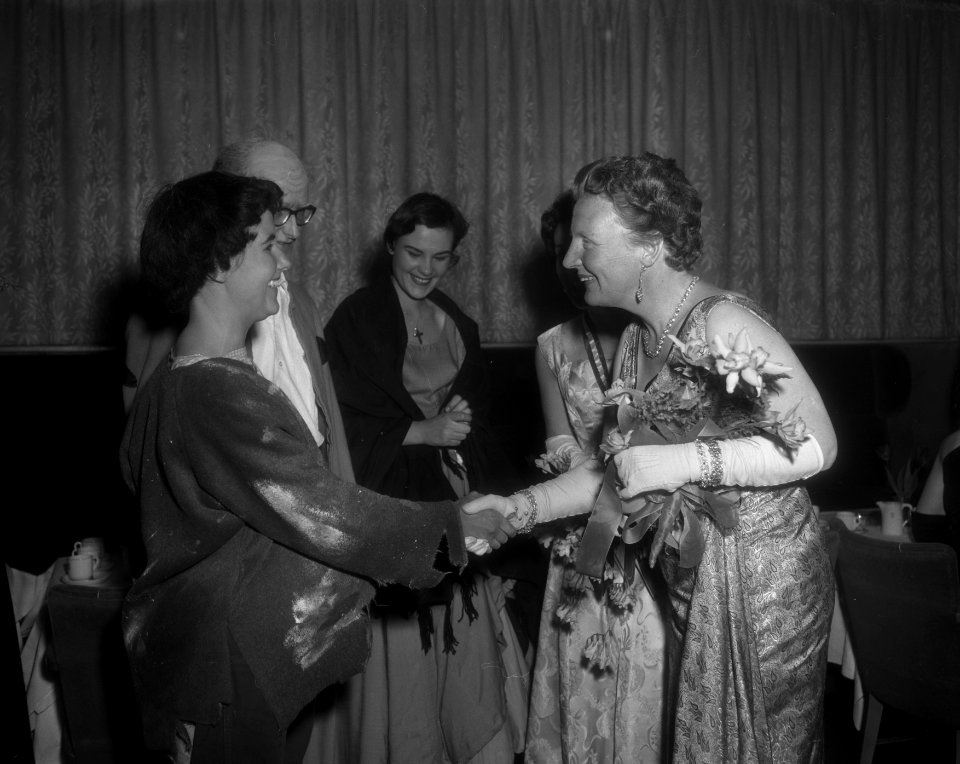 Koningin Juliana woont in de stadsschouwburg te Utrecht de galavoorstelling bij , Bestanddeelnr 910-3161