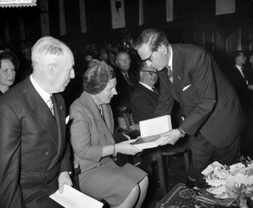 Koningin Juliana woont een vergadering bij van de Maatschappij tot Nut van het A, Bestanddeelnr 910-8230