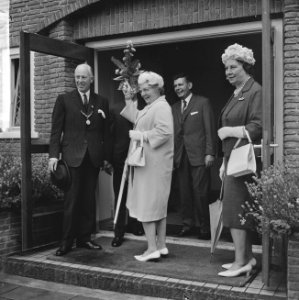 Koningin Juliana wordt bij aankomst ontvangen door burgemeester Van Diepeningen, Bestanddeelnr 917-9711