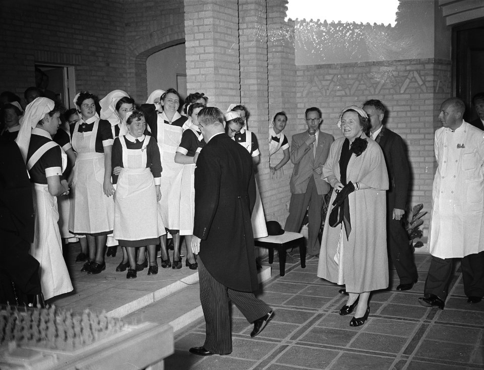 Koningin Juliana wordt ontvangen door een erehaag van verpleegsters, Bestanddeelnr 906-5774