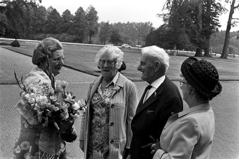 Koningin Juliana wordt gefeliciteerd, Bestanddeelnr 923-5995