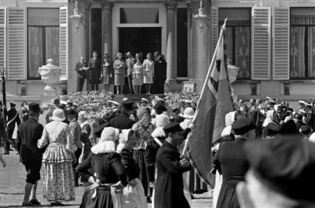 Koninginnedag, defilee op Soestdijk, Koningin Juliana , prins Bernhard , Margrie, Bestanddeelnr 919-0936