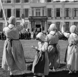 Koninginnedag, defilee op Soestdijk, folkloristische dansgroep in paleistuin, Bestanddeelnr 919-0994