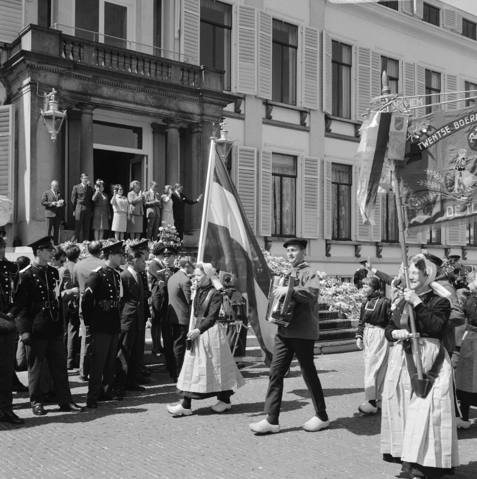 Koninginnedag, defilee op Soestdijk, defilee langs bordes, Bestanddeelnr 919-0991