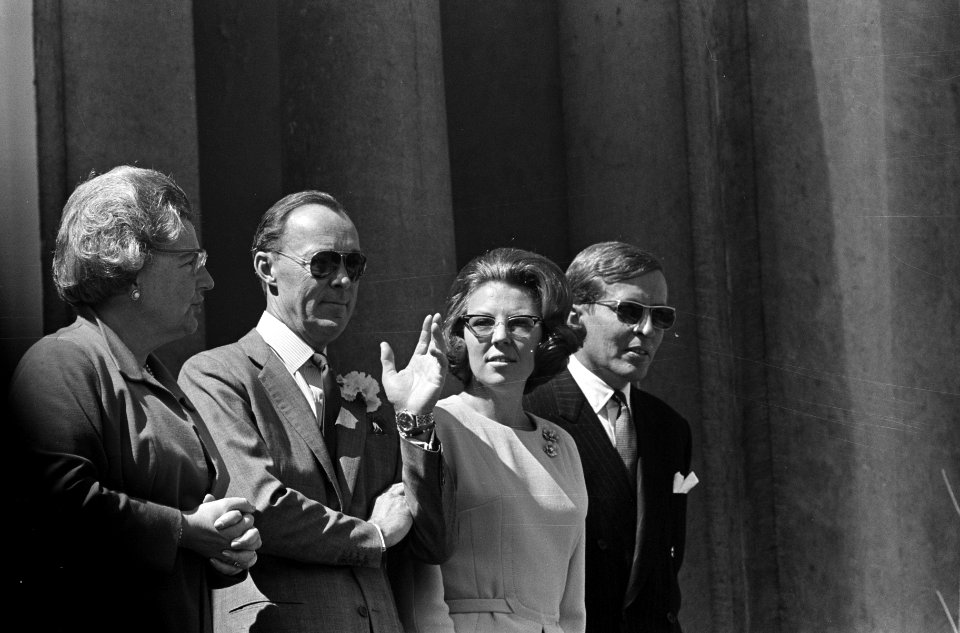 Koninginnedag, defilee op Soestdijk, Koningin Juliana , prins Bernhard , prinses, Bestanddeelnr 919-0932