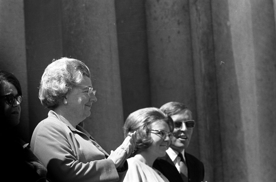 Koninginnedag, defilee op Soestdijk, Koningin Juliana en prins Bernhard (koppen), Bestanddeelnr 919-0968
