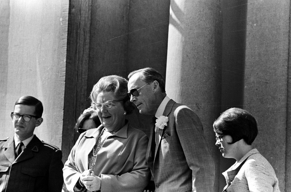 Koninginnedag, defilee op Soestdijk, Koningin Juliana en prins Bernhard (koppen), Bestanddeelnr 919-0965