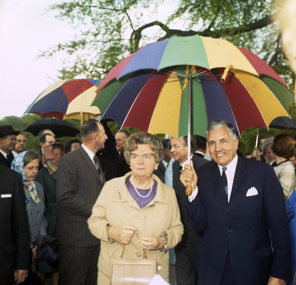 Koninginnedag, in tuin Paleis Soestdijk koningin Juliana onder paraplu, Bestanddeelnr 254-8081