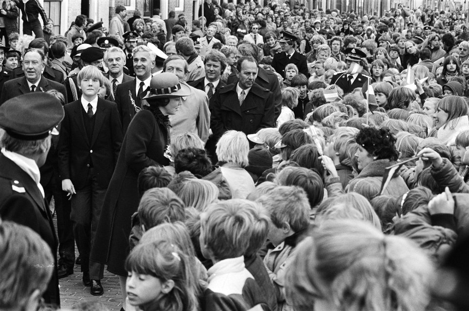 Koninginnedag, koninklijke familie in Harlingen. Beatrix en Claus tussen publiek, Bestanddeelnr 932-1331