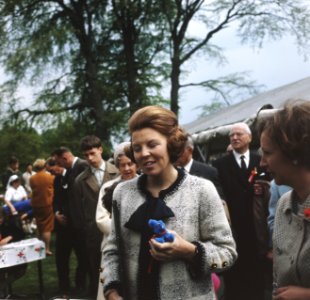 Koninginnedag, in tuin Paleis Soestdijk Prinses Beatrix, Bestanddeelnr 254-8082