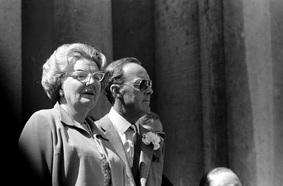 Koninginnedag, defilee op Soestdijk, Koningin Juliana en prins Bernhard (koppen), Bestanddeelnr 919-0966
