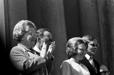 Koninginnedag, defilee op Soestdijk, Koningin Juliana , prins Bernhard , prinses, Bestanddeelnr 919-0931