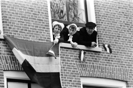 Koninginnedag, koninklijke familie in Harlingen. Toeschouwers in klederdracht ha, Bestanddeelnr 932-1321