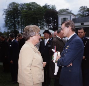 Koninginnedag, in tuin Paleis Soestdijk koningin Juliana met mr. Pieter van Vo, Bestanddeelnr 254-8085