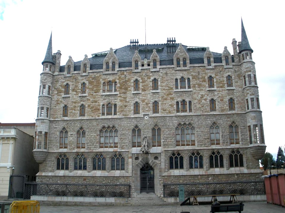 León - Casa de Botines 7