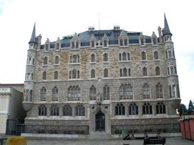 León - Casa de Botines 7