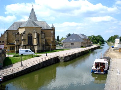 Le Chesne (Ardennes, Fr), church and Canal des Ardennes