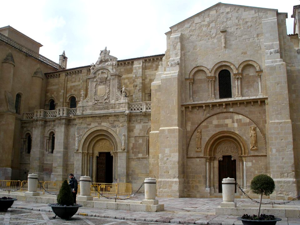 León - Basílica de San Isidoro - Puertas del Cordero y el Perdón