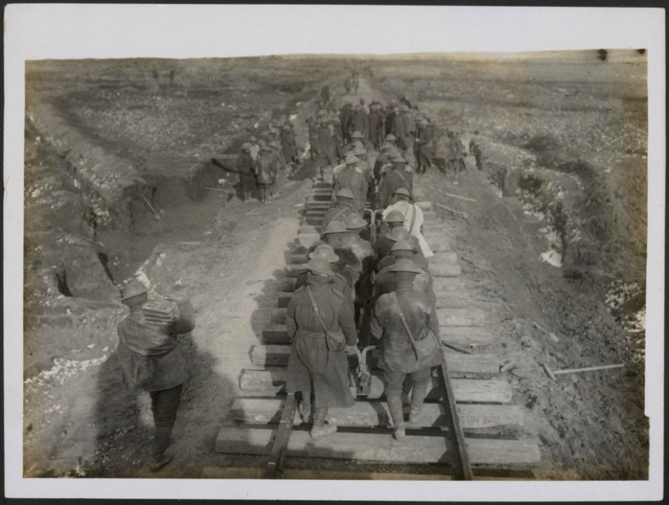 Laying down a line on the ground just captured from the Germans, Bestanddeelnr 158-2805