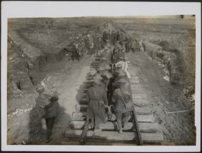Laying down a line on the ground just captured from the Germans, Bestanddeelnr 158-2805