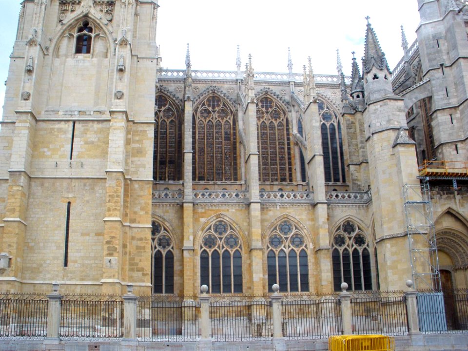 León - Catedral, hastial 02
