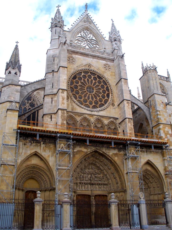León - Catedral, hastial 03