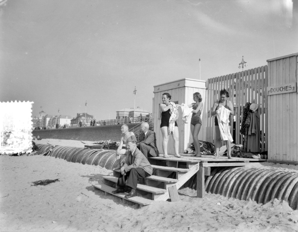 Late zomerdag strand Scheveningen, Bestanddeelnr 905-9917
