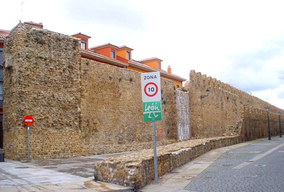 León - Puerta Moneda (sección de la muralla de León) 1