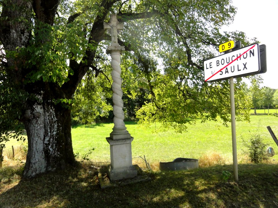 Le Bouchon-sur-Saulx (Meuse) croix de chemin, panneau sortie