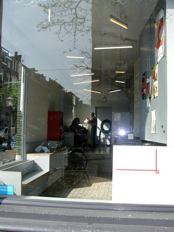 Launderette Wasserette Cornelis Schuytstraat hoek Valeriusstraat van binnen
