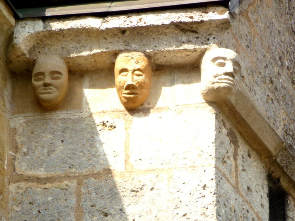 Launois-sur-Vence (Ardennes) église, trois modillons