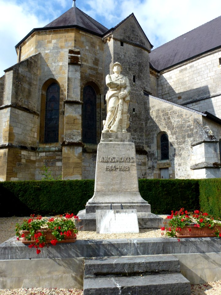 Launois-sur-Vence (Ardennes) église, et monument aux morts
