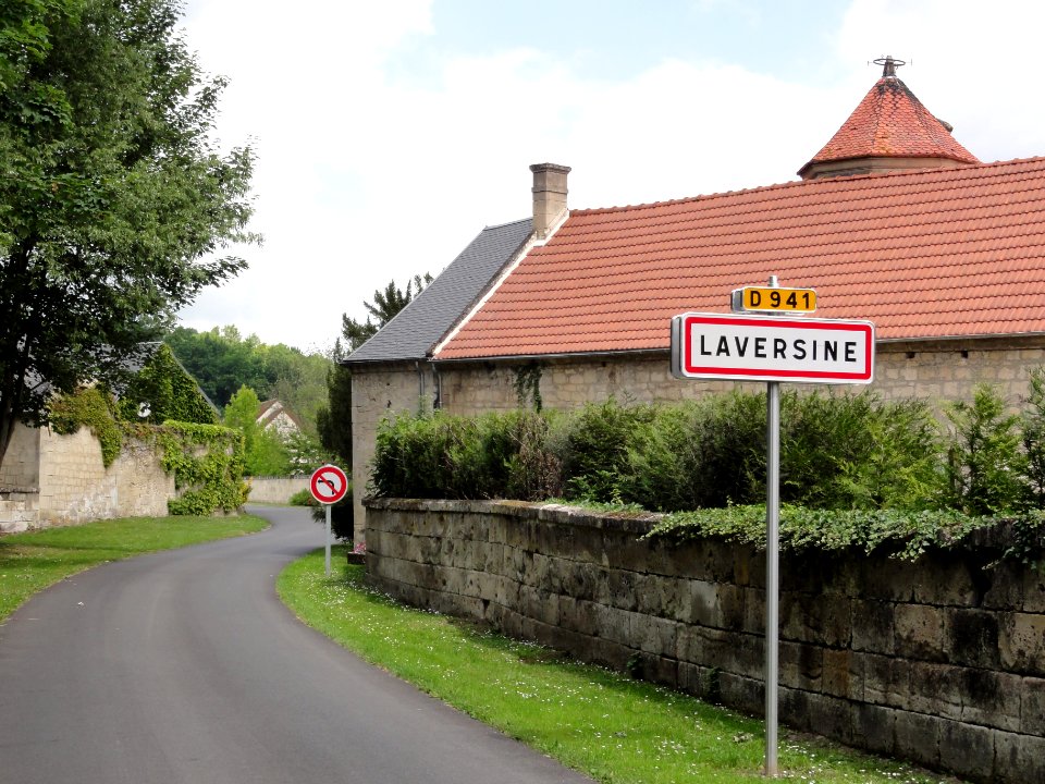 Laversine (Aisne) city limit sign