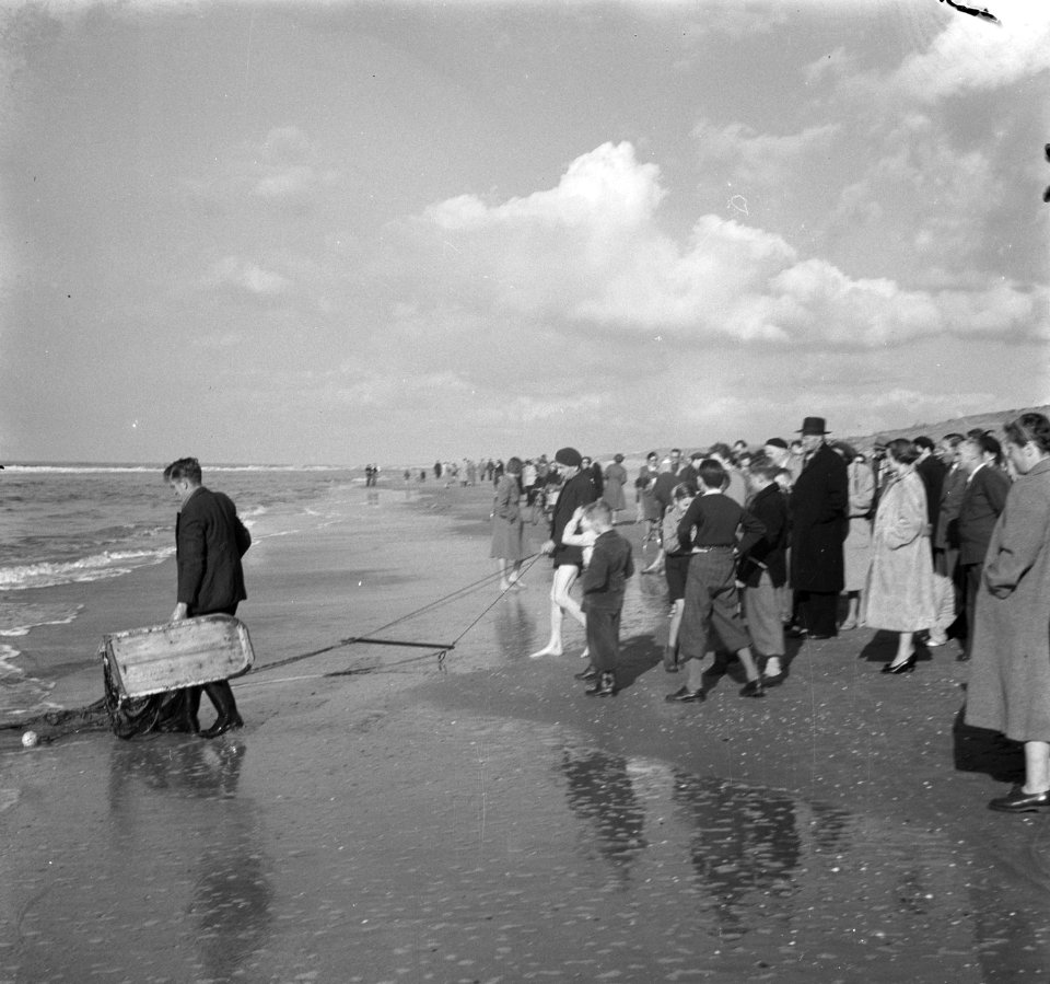Late zomerdag Zandvoort publiek bij garnalenvisser, Bestanddeelnr 905-3566