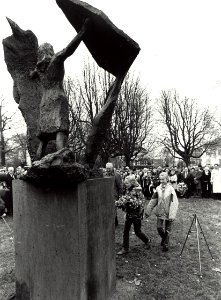 LATEN WE HOPEN DAT ER ALTIJD HANNIE'S BLIJVEN' Schoolkinderen leggen bloemen bij het monument