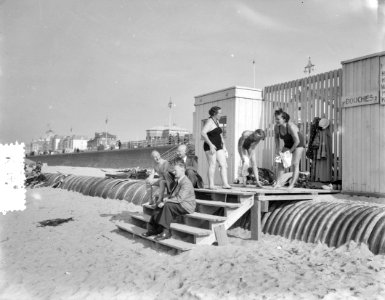 Late zomerdag strand Scheveningen, Bestanddeelnr 905-9919