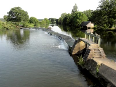 Le Boulay (Sarthe) la Sarthe avec barrage et lavoir