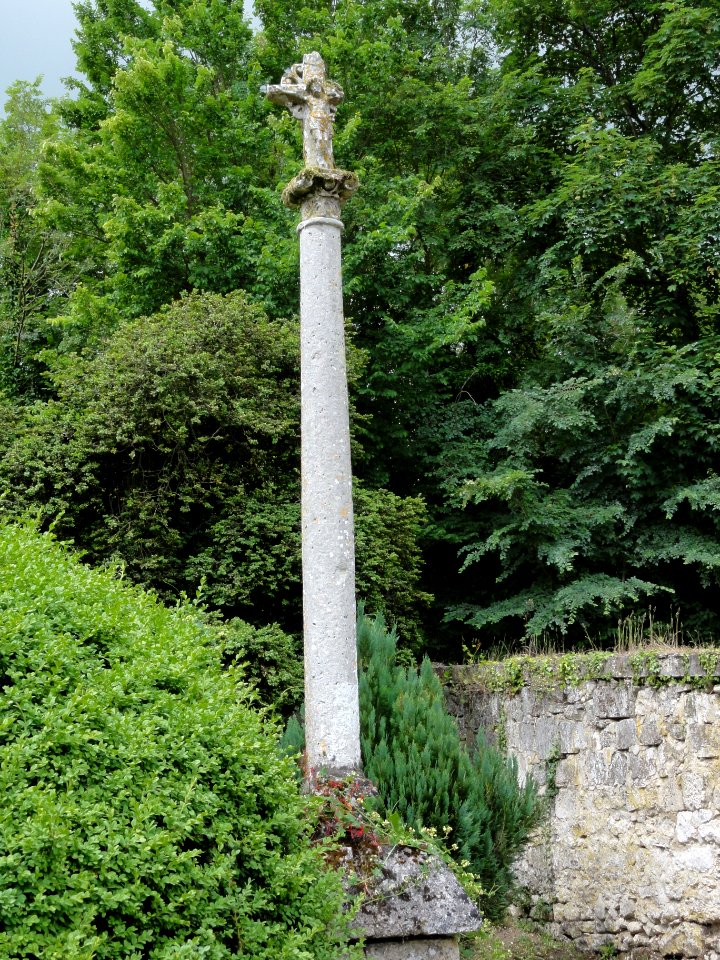 Laversine (Aisne) croix de cimetière MH