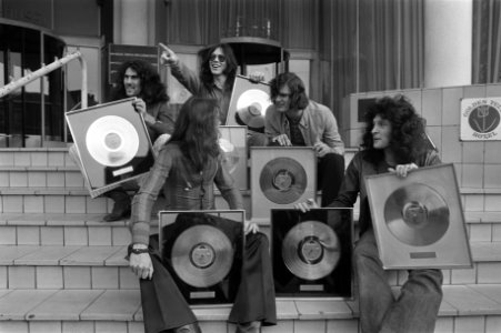Leden van Golden Earring ontvangen een gouden plaat uit handen van Ajax-voetball, Bestanddeelnr 925-6644