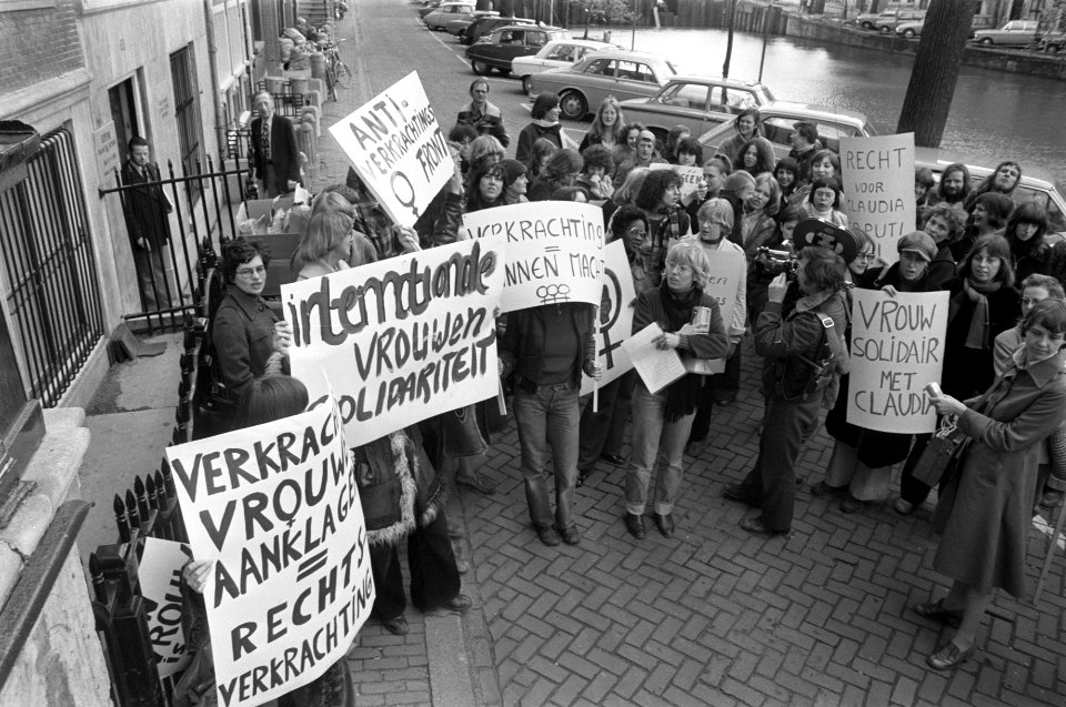 Leden van een vrouwenorganisatie demonstreren tegen de behandeling door de Itali, Bestanddeelnr 929-1222