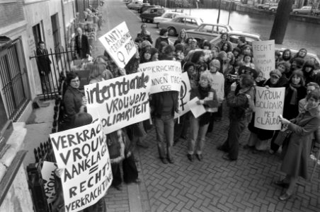 Leden van een vrouwenorganisatie demonstreren tegen de behandeling door de Itali, Bestanddeelnr 929-1222