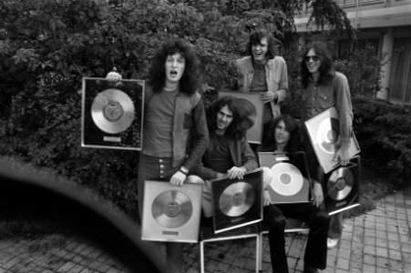 Leden van Golden Earring ontvangen een gouden plaat uit handen van Ajax-voetball, Bestanddeelnr 925-6643