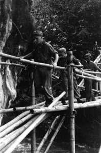 Leden van een patrouille bewegen zich over een smalle bamboebrug, Bestanddeelnr 3539