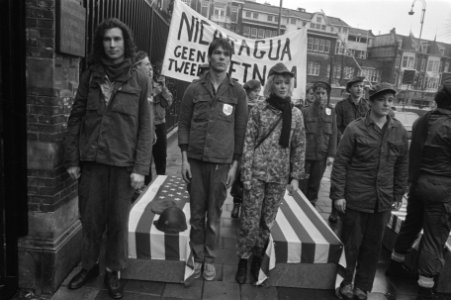 Leden van het Nicaragua comité demonstreren met spandoeken tegen de Amerikaanse , Bestanddeelnr 933-6249